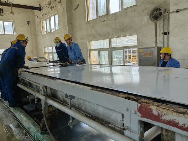 28日，合成車間、修造部人員共同搶修造粒機.jpg