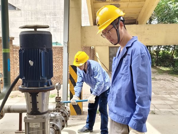 5月11日，尿素車間設備技術員馬強檢查冷卻水泵運行情況 (1).jpg